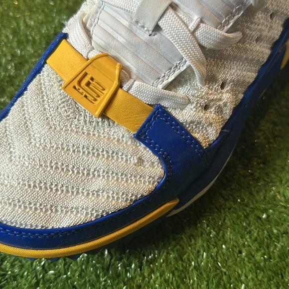 Lebron XVI SB - Grade School Size 6 - New W/Damaged Box